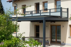 Anbaubalkon mit Stützen und integriertem Vordach - die Doppelfunktion eines nachträglich installierten Balkons, der gleichzeitig Schutz für den unteren Bereich bietet.