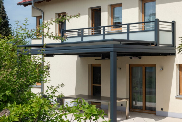 Anbaubalkon mit Stützen und integriertem Vordach - die Doppelfunktion eines nachträglich installierten Balkons, der gleichzeitig Schutz für den unteren Bereich bietet.