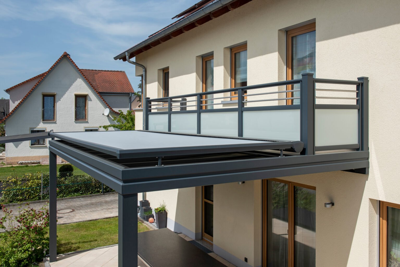 anbaubalkon mit stuetzen ueberdachung balkongelaender markise kombination atrium 22