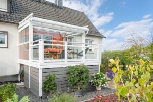 Anbaubalkon mit Stützen und Sommergarten