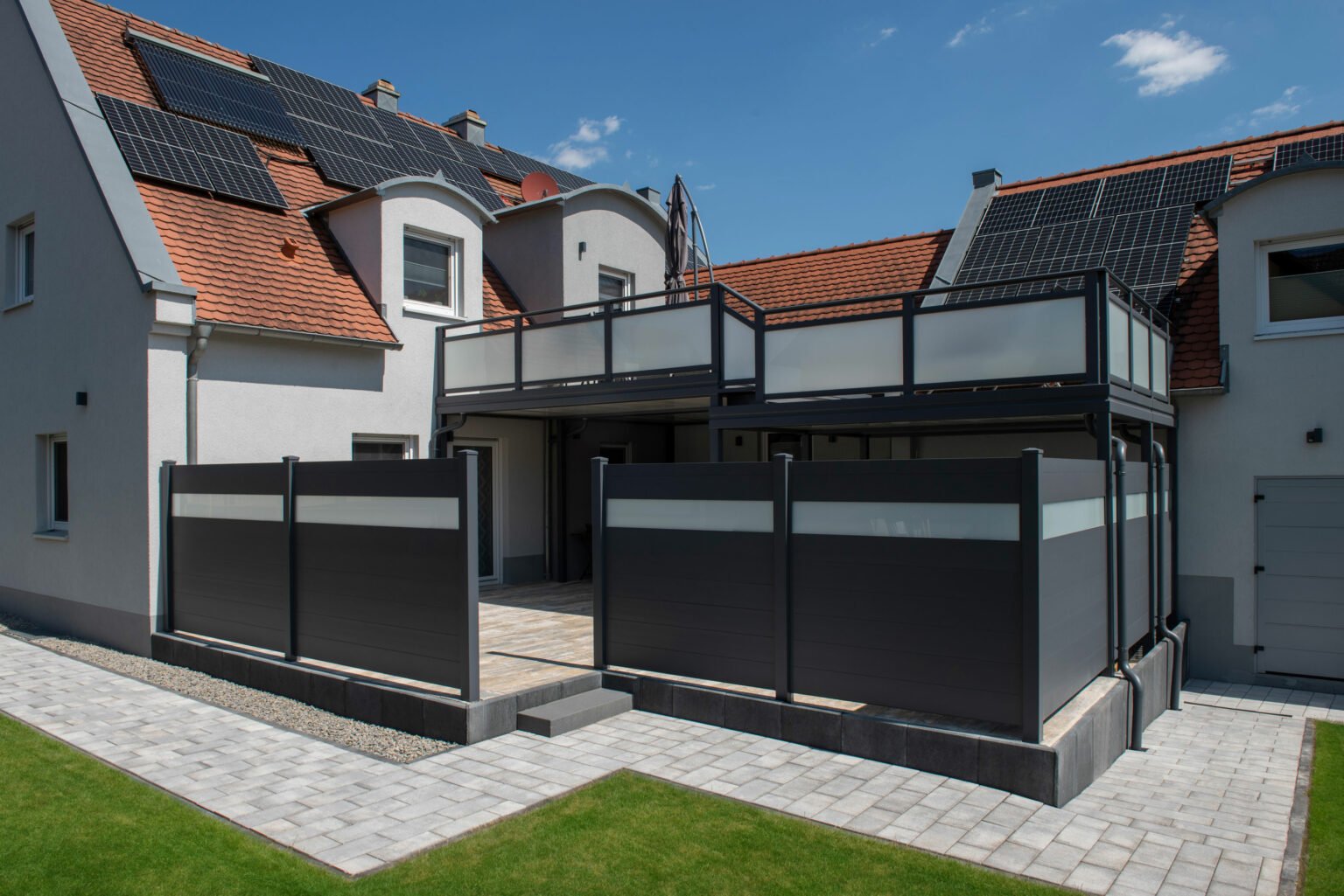 anbaubalkon mit stuezen und zaun alu ambito 49