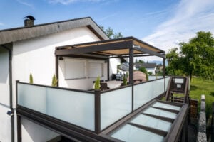anbaubalkon mit terrassenueberdachung toscana und glasbalkon vital mit stiegenaufgang
