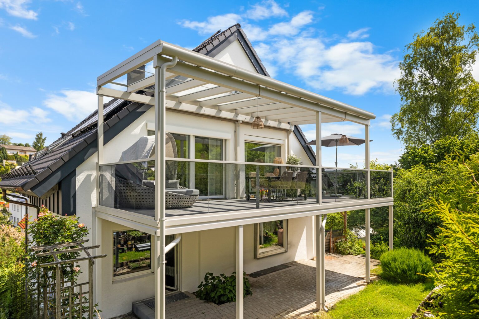 Moderner Anbaubalkon mit einer Überdachung