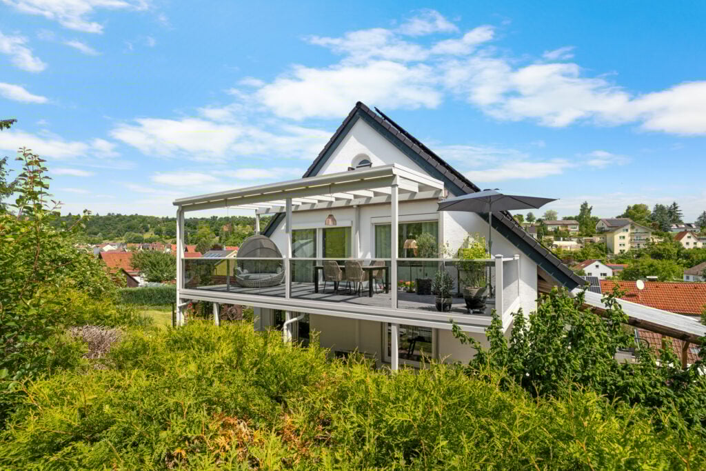 angebauter balkon mit einer ueberdachung und boden aus feinsteinzeugplatten