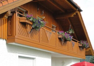 Holzfassade mit Alu Classic Hahnenkamm Balkongeländer