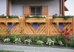 Blühende Rosen mit Alu Classic Hahnenkamm Balkongeländer