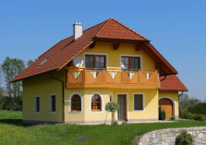 Schlichtes Einfamilienhaus mit Alu Classic Kitzbühel Balkongeländer