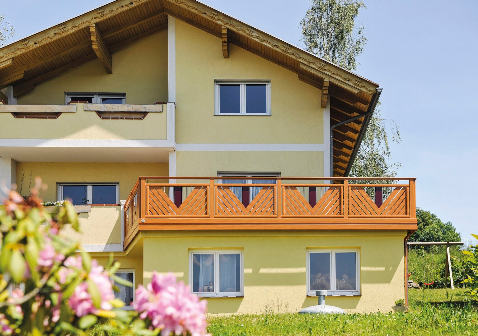 Große Terrasse mit Alu Classic Kitzbühel Balkongeländer