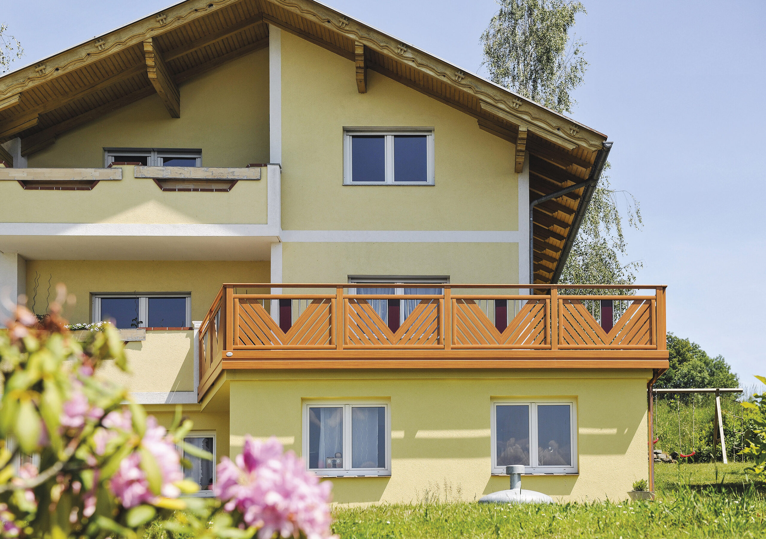 Große Terrasse mit Alu Classic Kitzbühel Balkongeländer