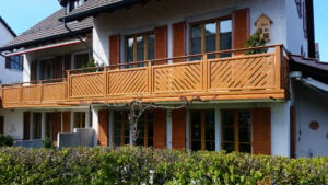 Fensterläden aus Holz mit Alu Classic Klagenfurt Balkongeländer