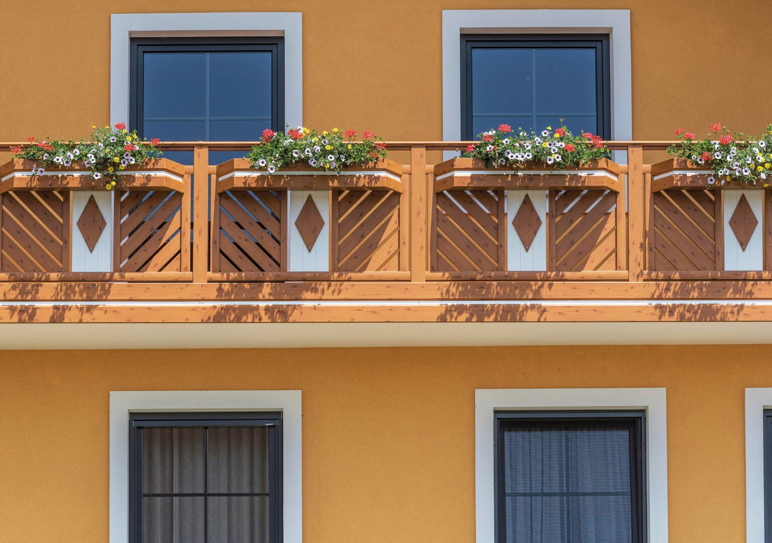 Balkongeländer Holzoptik mit diagonaler Lattung und Dekor - Alubalkon Classic Leipzig