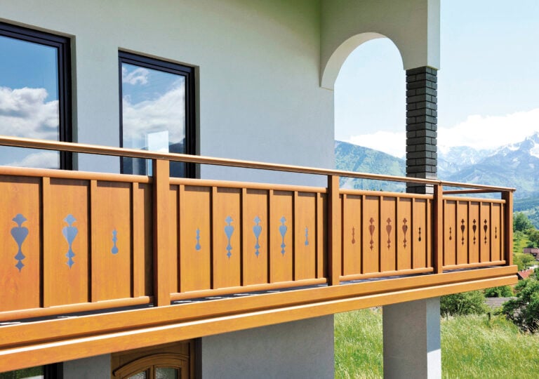 Balkongeländer Alu in Holzoptik mit traditionellen Motiven - Alubalkon Alu Classic Oberstdorf