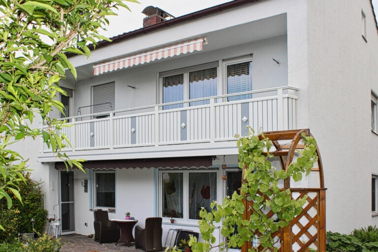 Balkongeländer aus Aluminium mit waagrechter Lattung, Dekor und Handlauf - Alubalkon Alu Classic Villingen