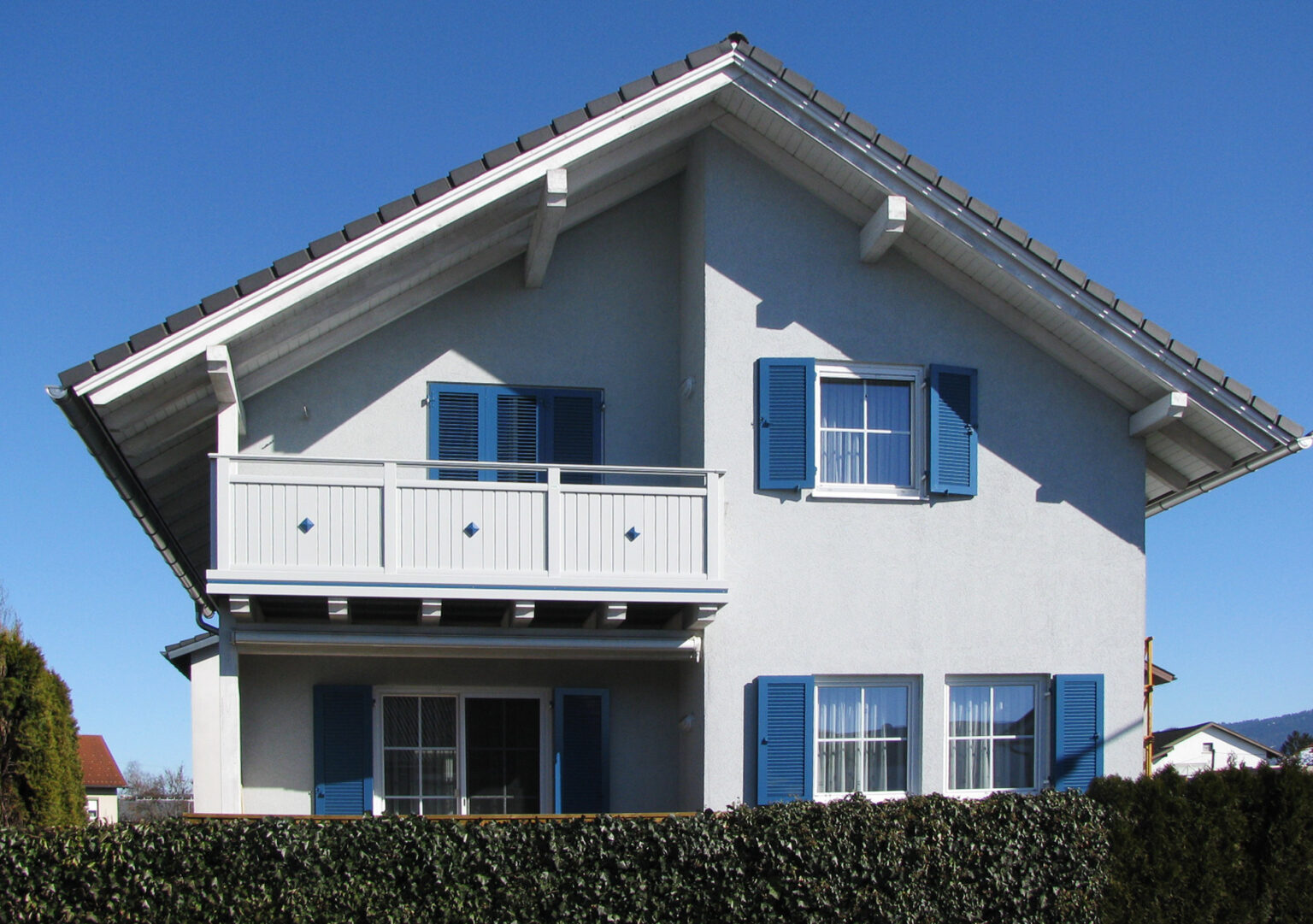 Blaue Fensterläden mit Alu Classic Villingen Balkongeländer