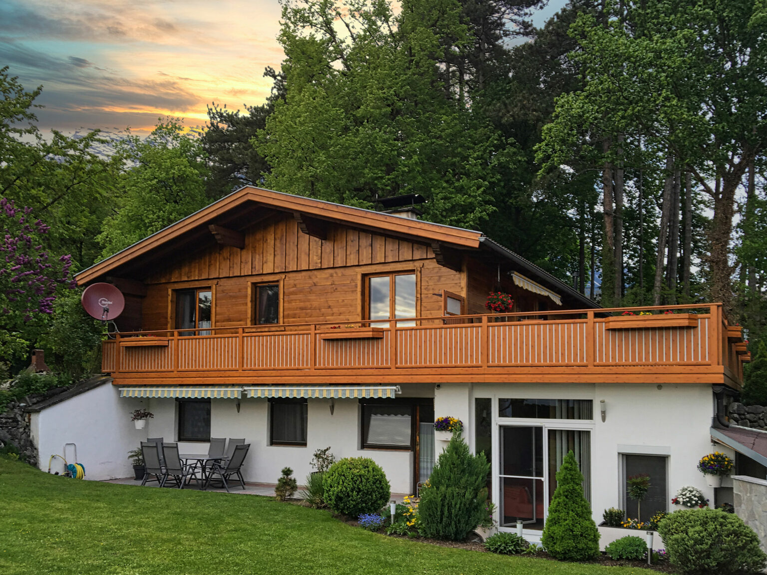 Sonnenuntergang mit Alu Classic Villingen Balkongeländer