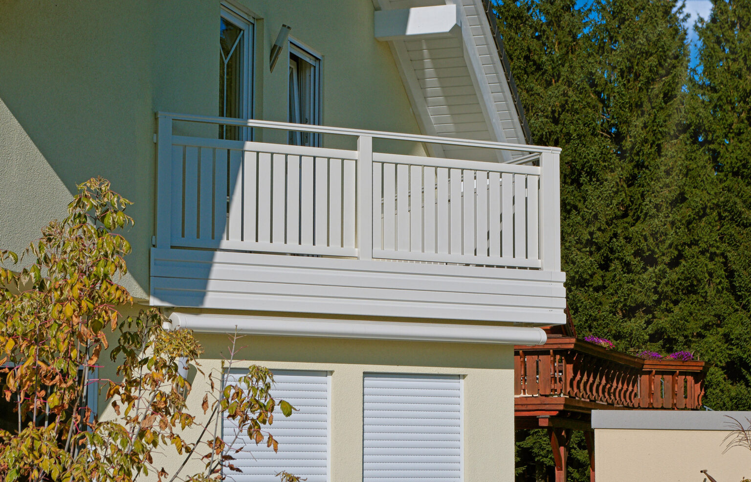 Kleine Terrasse mit Alu Classic Vilshofen Balkongeländer