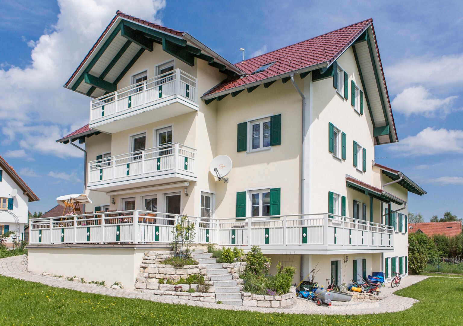 Wunderschönes Wohnhaus mit Alu Classic Wildspitze Balkongeländer