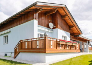 Modernes Holzhaus mit Alu Classic Zürich Balkongeländer