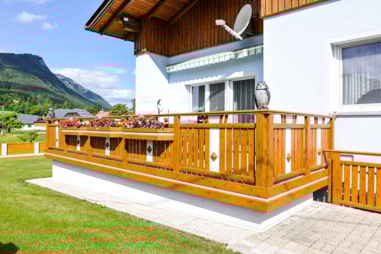 Opulentes Balkongeländer in Holzoptik mit aufwendigem Dekor - Alubalkon Alu Classic Zürich
