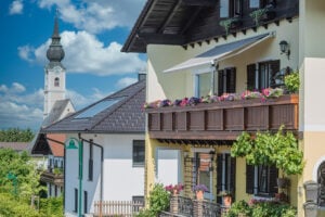 Blick auf den Kirchplatz mit Alu Classic Zürs Balkongeländer