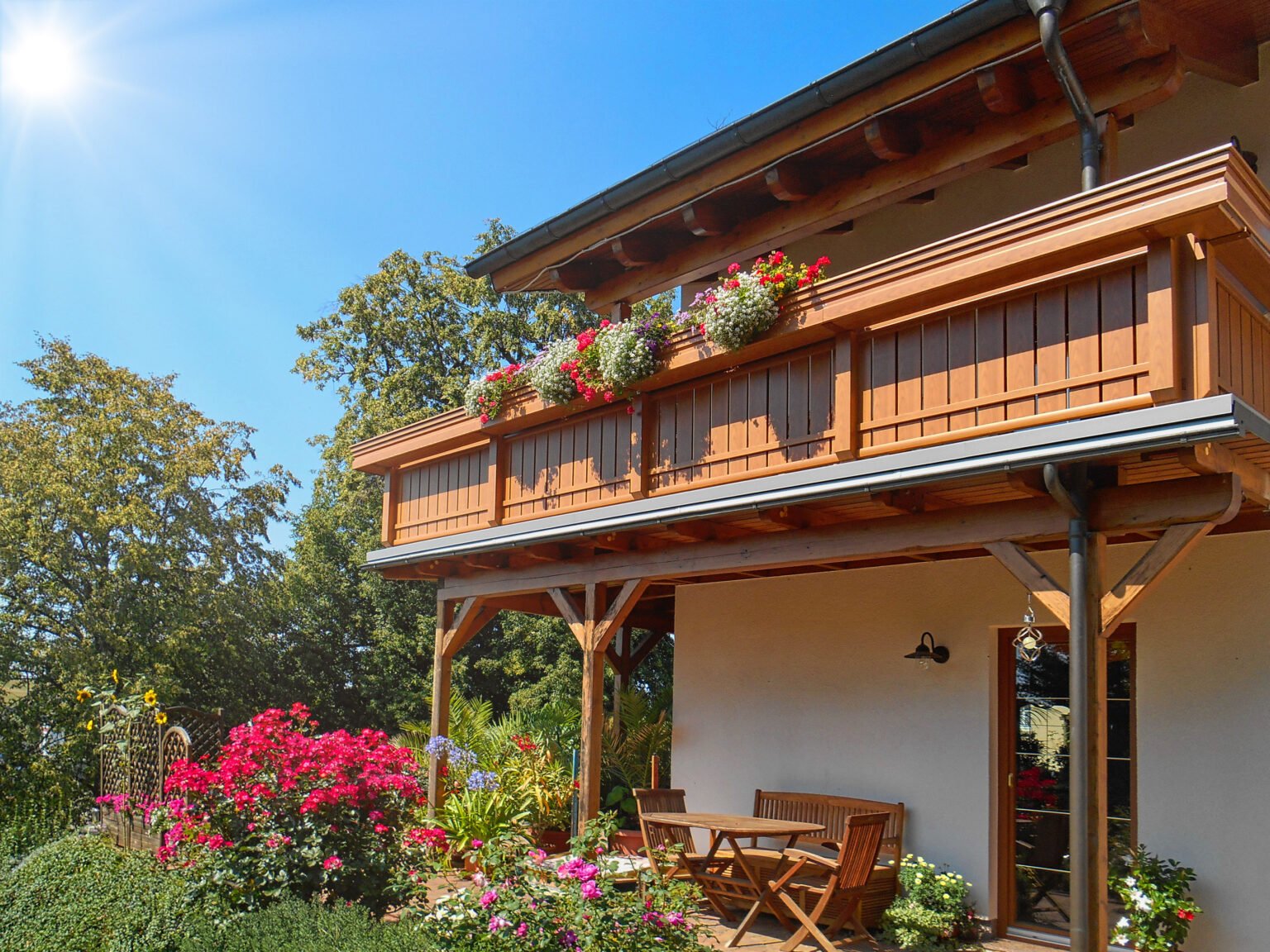 Sommerliches Terrassenflair mit Alu Classic Zürs Balkongeländer