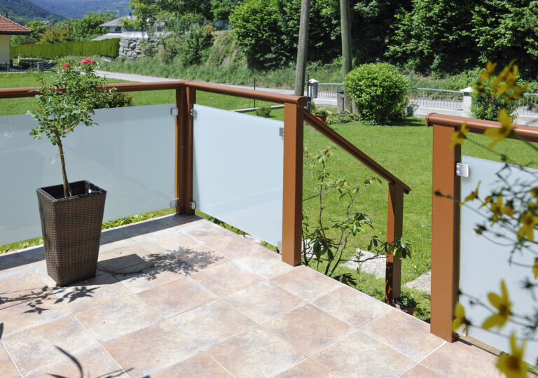 Moderne Terrasse mit Alu Design Glas Balkongeländer