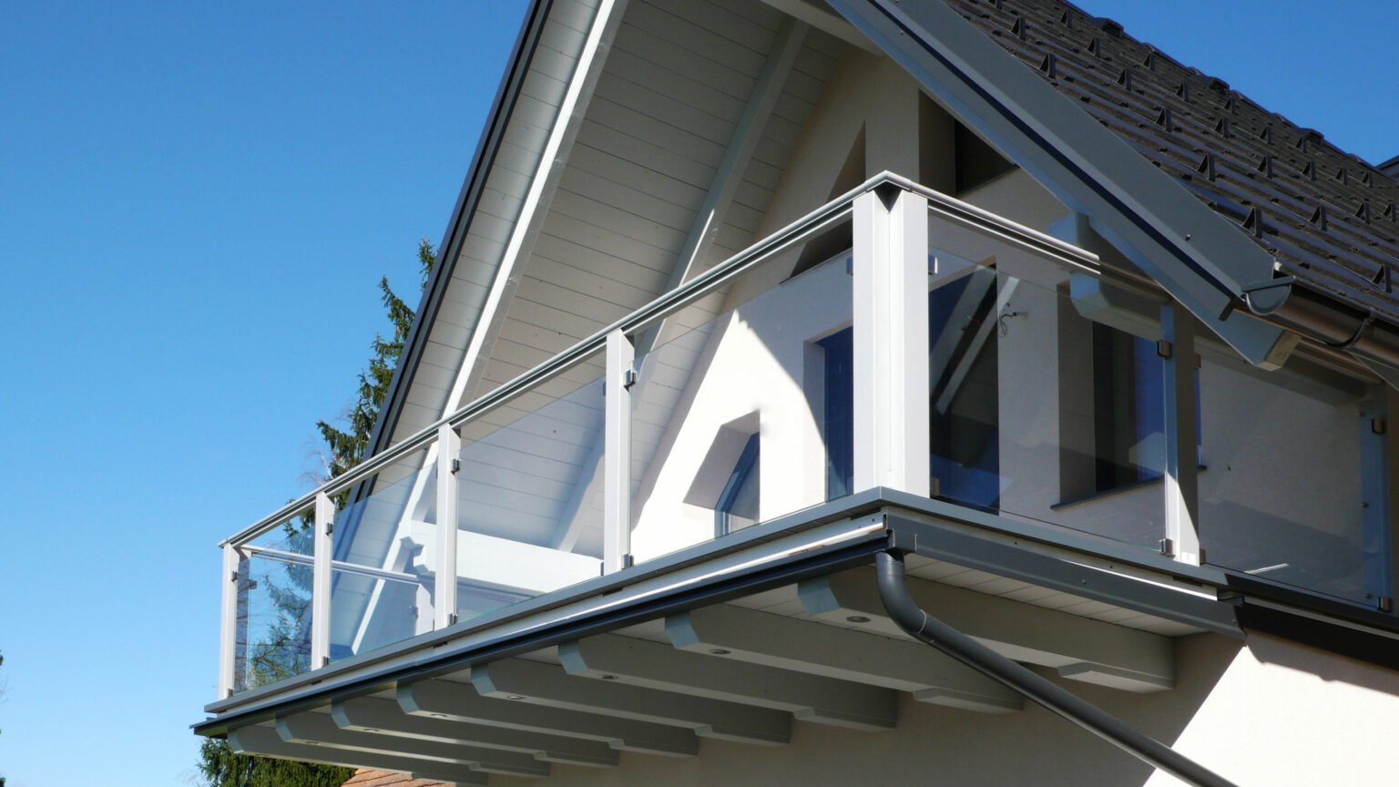 Balkongeländer mit rahmenloser Glas-Füllung - Alubalkon Alu Design Glas