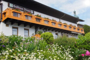 Traditionelles Gasthaus mit Alu Design Sölden Balkongeländer