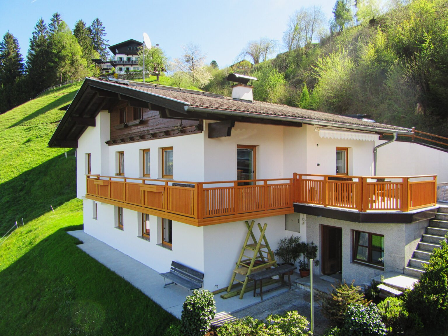 Rustikales Landhaus mit Alu Design Sölden Balkongeländer