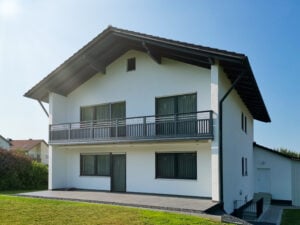 Dunkle Fensterrahmen mit Alu Design Trento Balkongeländer