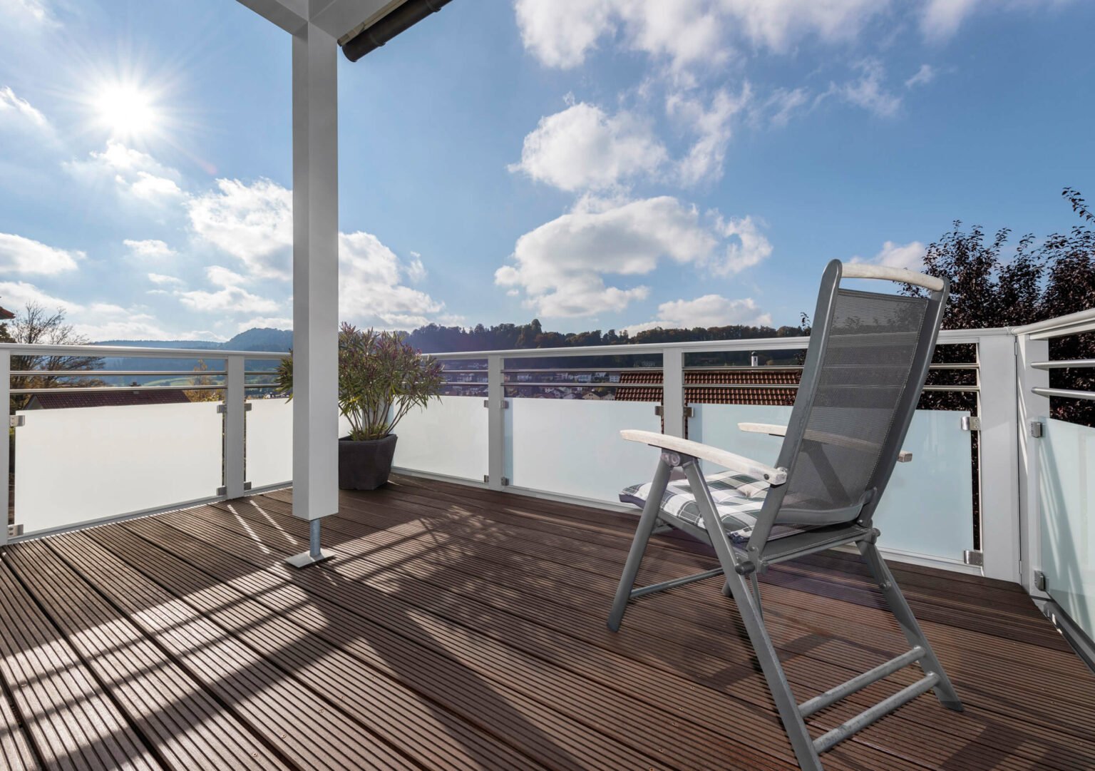 Die Sonne genießen auf dem Holzterrassenboden