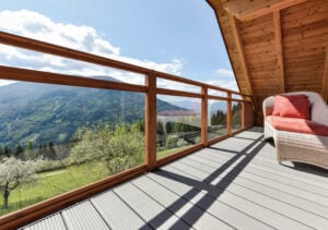 Blick in die Berge mit Alu Design Vitro Balkongeländer