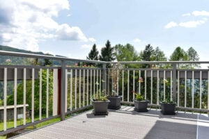 Schöne Blumendekoration mit Alu-Terrassenboden