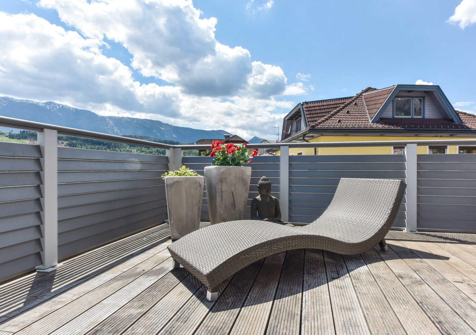 Einladender Liegestuhl auf Balkonien mit Terrassenboden aus Holz