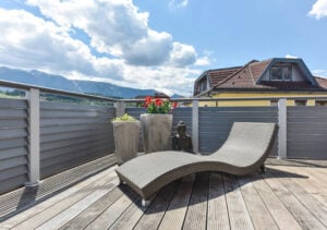 Einladender Liegestuhl auf Balkonien mit Terrassenboden aus Holz