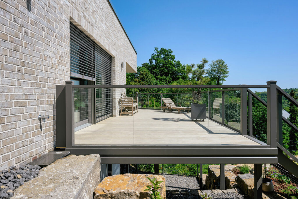Anbaubalkon mit Boden aus Accoya-Holz