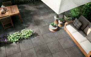 Blumen in Fließen gepflanzt mit Terrassenboden aus Stein