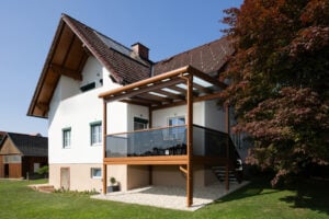 balkonanbau mit aluterrassenueberdachung toscana und balkongelaender vital
