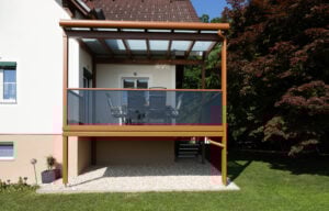 balkonanbau mit terrassenueberdachung toscana aus aluminium und balkongelaender vital