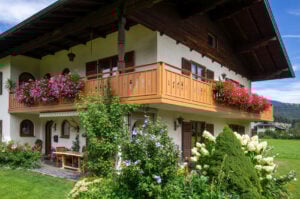 balkongelaender alu classic oberstdorf in holzstruktur mit blumenkasten