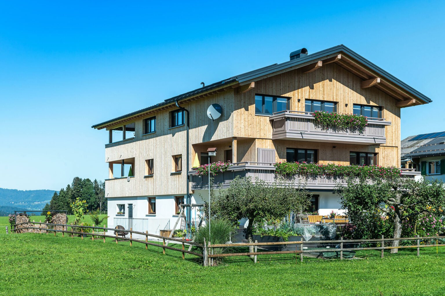 Alu Balkongeländer Vilshofen, Balkone Ensemble mit Blumenkasten