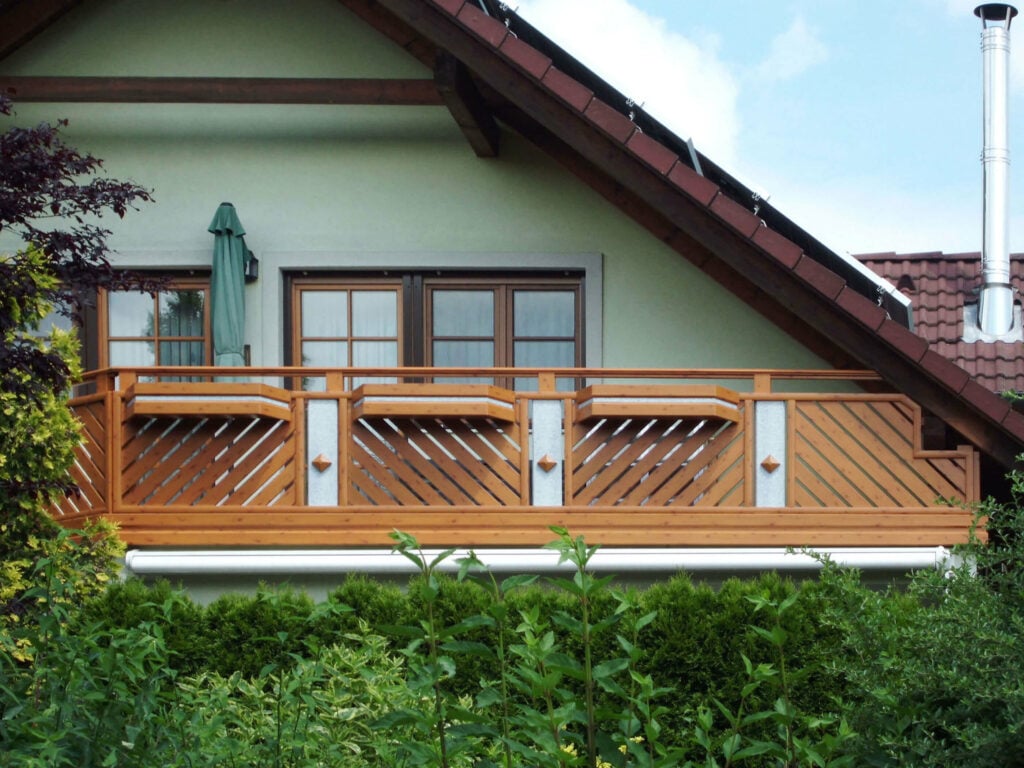 Traditioneller Alubalkon in Holzoptik mit Alu Select Pisa Balkongeländer