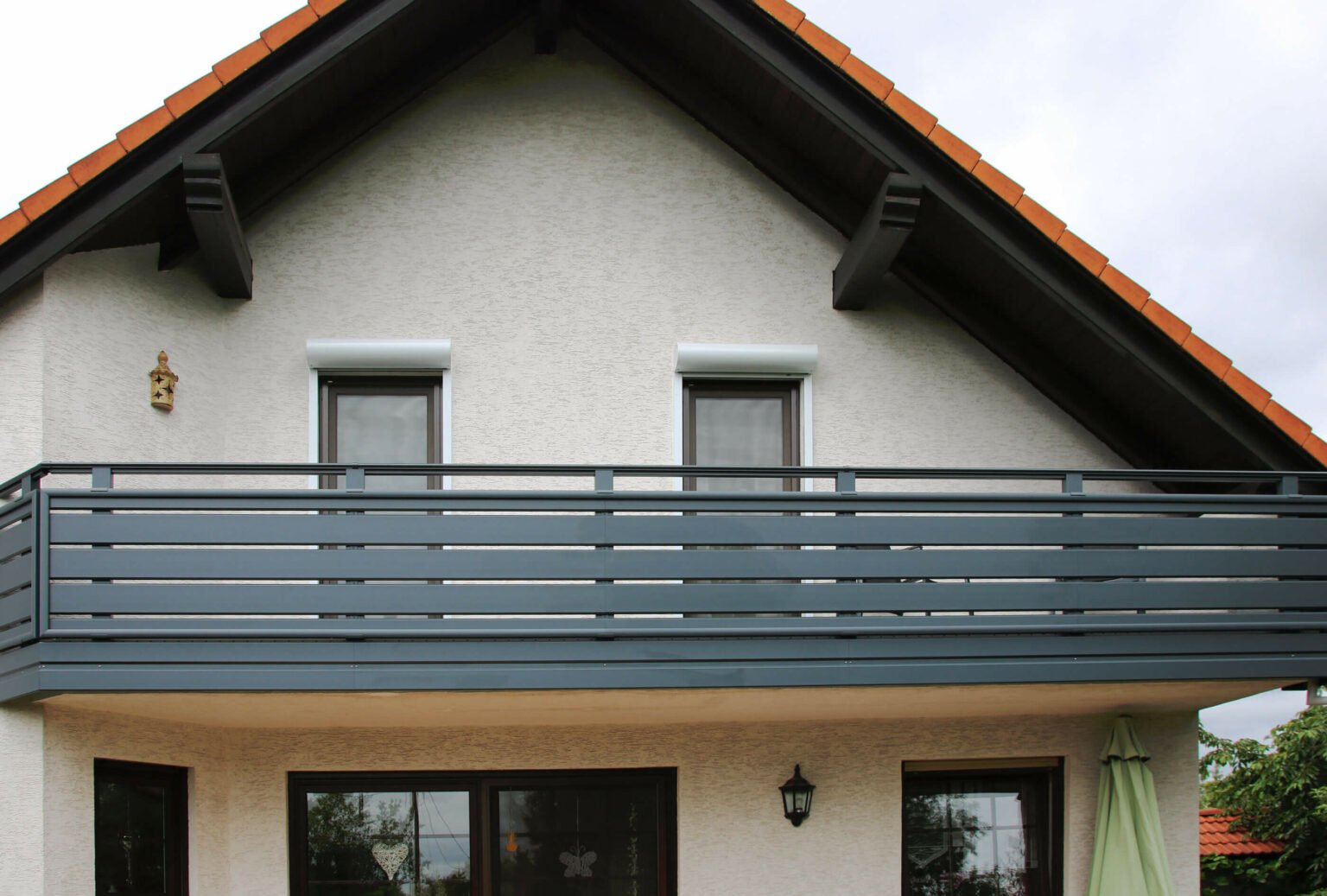 Rustikales Wohnhaus mit Alu Select Turin Balkongeländer