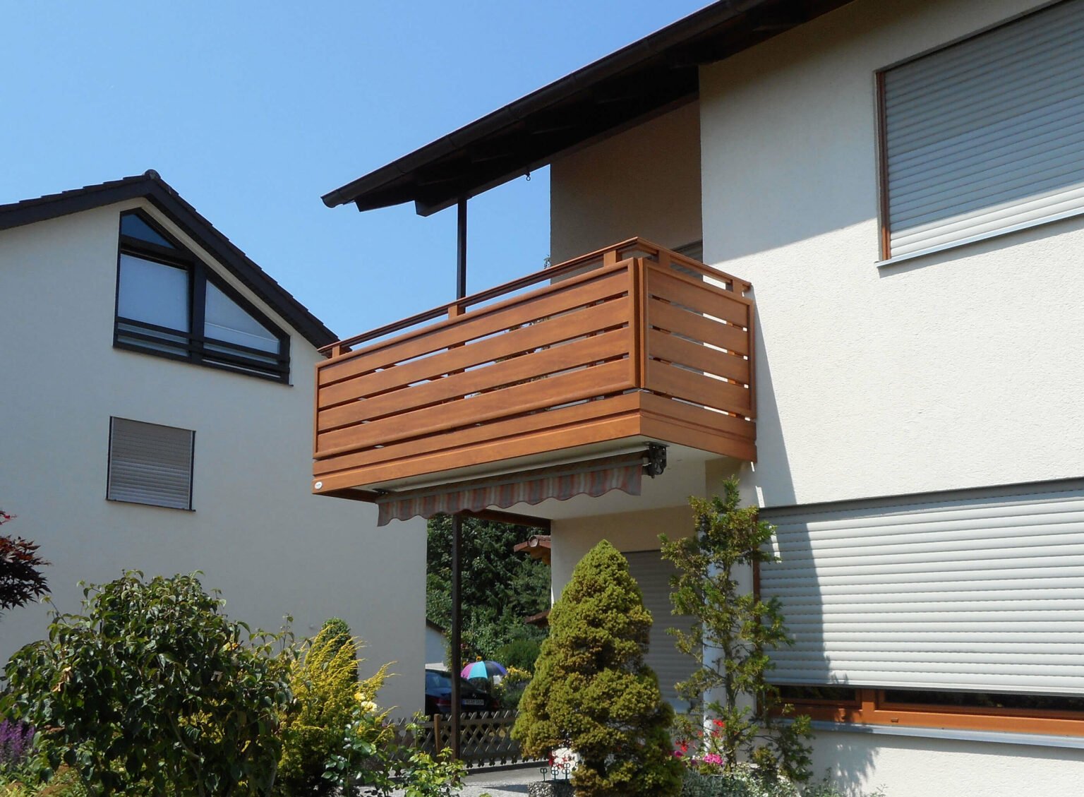 Ordentliche Fassade mit Alu Select Turin Balkongeländer