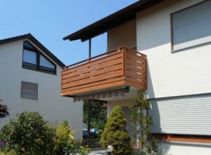 Ordentliche Fassade mit Alu Select Turin Balkongeländer