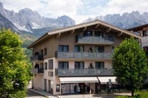 balkongelaender aluminium granada mit bergkulisse