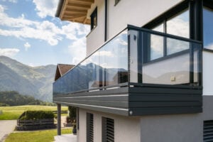 balkongelaender aus alu und glas vision und einer doppelblende