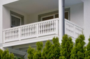 Eleganter Holzbalkon mit Holz Classic Augsburg Balkongeländer