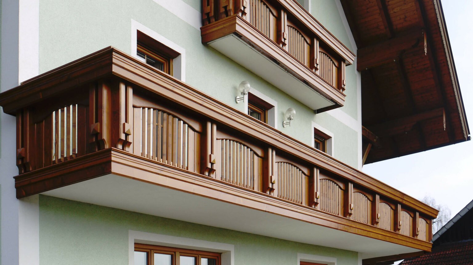 Renoviertes Haus mit Holz Classic Bruck Balkongeländer