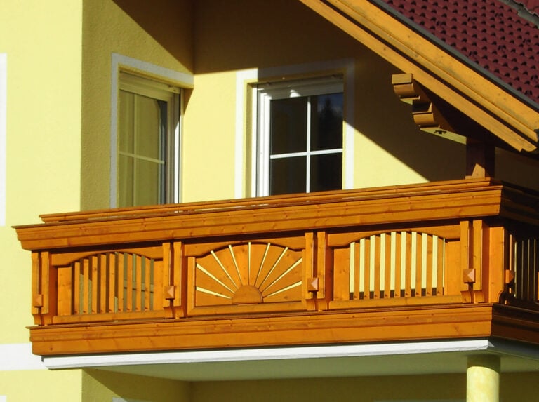 Sonniges Balkonplätzchen mit Holz Classic Bruck Balkongeländer